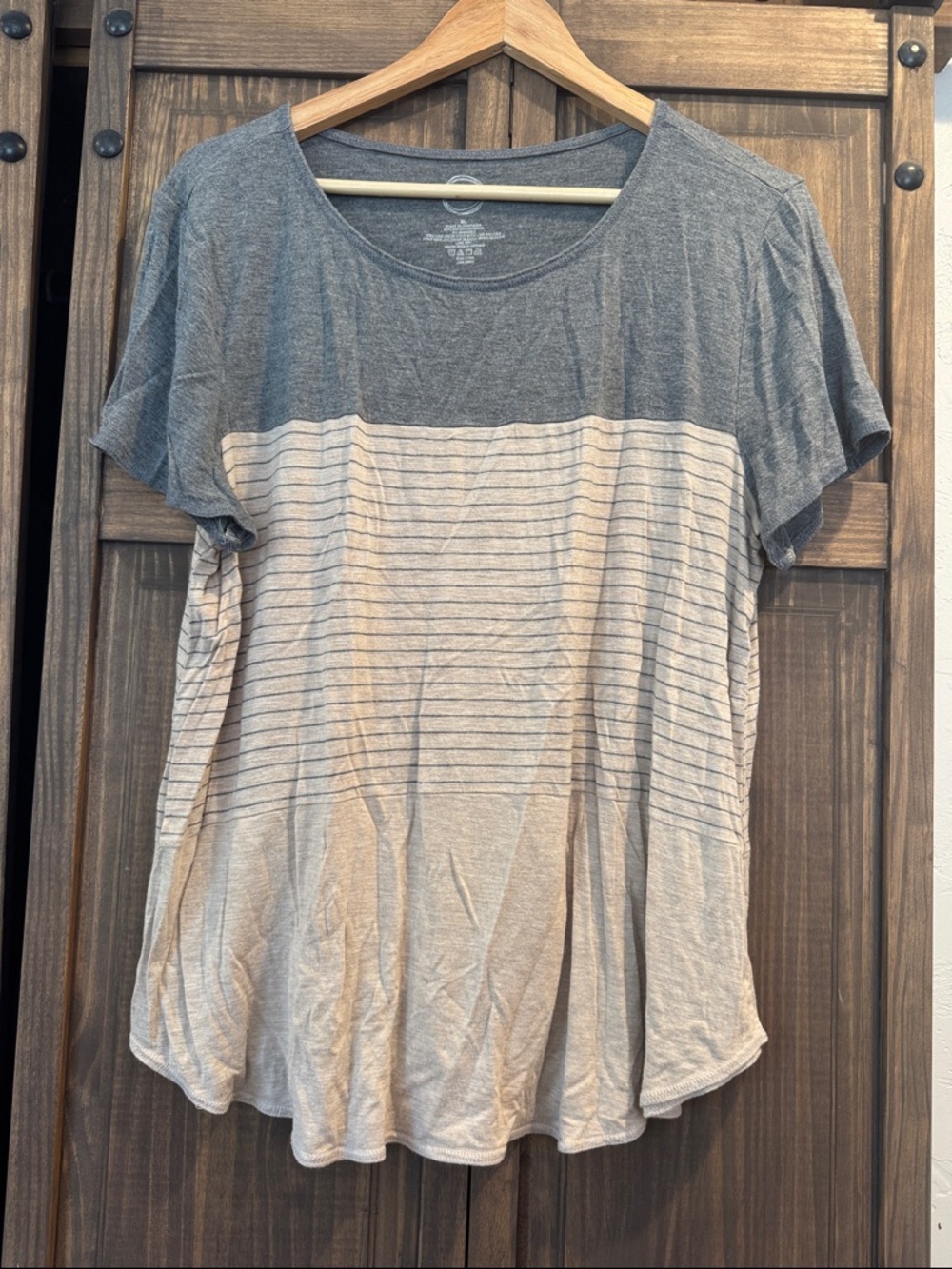 24/7 Maurice’s Short-Sleeve Two-Tone Scoop Neck Tee in Gray and Cream